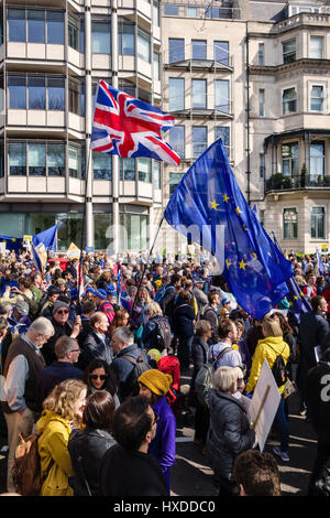 25. März 2017 - 100.000 Menschen marschieren in London gegen Austritt auf die EU 60. Jahrestag. Kundenansturm außerhalb des London Hilton zu Beginn Stockfoto