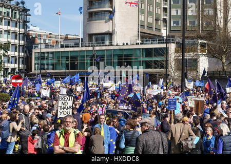25. März 2017 - 100.000 Menschen marschieren in London gegen Austritt auf die EU 60. Jahrestag. Kundenansturm außerhalb des London Hilton zu Beginn Stockfoto
