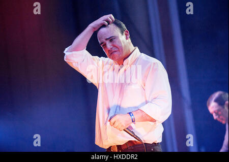 Sänger Samuel Herring von der amerikanischen Band Future Islands führt in der O2 Academy im Rahmen des BBC Radio 6 Music Festival - Tag eins am 24. März 2017 in Glasgow, Großbritannien Stockfoto