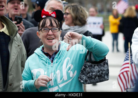 Machen wieder große Amerika Rallye und März von pro-Trump Unterstützer ist von einer Gruppe kurz geschnitten gegen Anti-Antifa Trump Demonstranten in Philadelphia, PA, Stockfoto