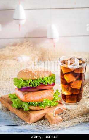 Frische Burger mit Fisch von den Fischern auf Fischernetz Stockfoto