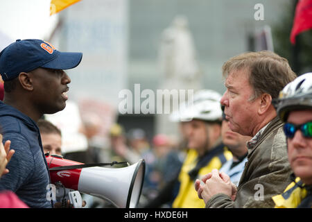 Machen wieder große Amerika Rallye und März von pro-Trump Unterstützer ist von einer Gruppe kurz geschnitten gegen Anti-Antifa Trump Demonstranten in Philadelphia, PA, Stockfoto