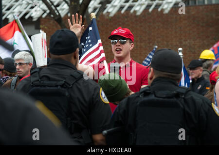 Machen wieder große Amerika Rallye und März von pro-Trump Unterstützer ist von einer Gruppe kurz geschnitten gegen Anti-Antifa Trump Demonstranten in Philadelphia, PA, Stockfoto