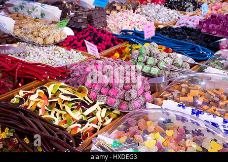 Bunten Süßigkeiten auf der Straße Markt in Stoke-on-Trent, Staffordshire, Vereinigtes Königreich. Stockfoto