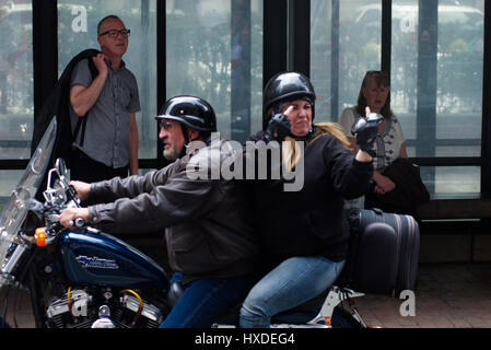 Machen wieder große Amerika Rallye und März von pro-Trump Unterstützer ist von einer Gruppe kurz geschnitten gegen Anti-Antifa Trump Demonstranten in Philadelphia, PA, Stockfoto