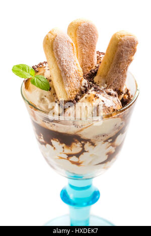 Tiramisu-Eis auf einem weißen Hintergrund Stockfoto