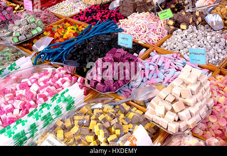 Bunten Süßigkeiten auf der Straße Markt in Stoke-on-Trent, Staffordshire, Vereinigtes Königreich. Stockfoto