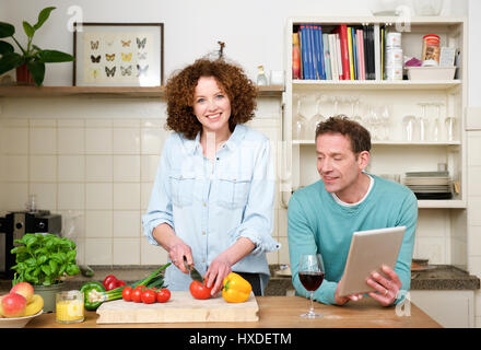 Porträt von glücklich Mann und Frau in der Küche Stockfoto