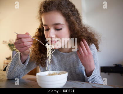 Porträt eines Mädchens Nudeln zu Hause essen Nahaufnahme Stockfoto