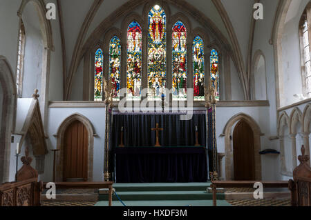 Das Presbyterium und Osten Fenster, St. Nikolaus, St. Maria und St. Thomas Kirche, Blakeney, Norfolk, England, UK Stockfoto
