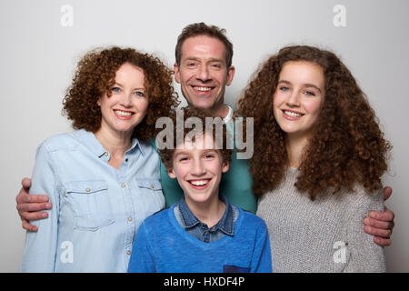 Portrait einer fröhlichen Familie mit Sohn und Tochter lächelnd zusammen Stockfoto