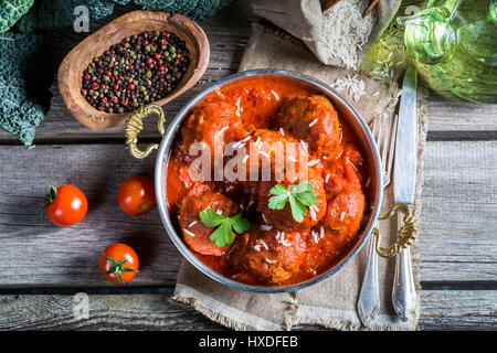 Nahaufnahme von Frikadellen in Tomatensauce mit Reis Stockfoto