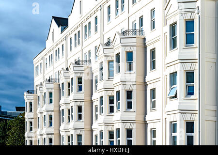 Wohnungen in Strandnähe in Eastbourne Stockfoto