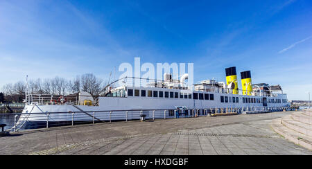 Turbo-Dampfer TS Königin Mary festgemacht in ihrem temporären Liegeplatz am Princes Dock Becken neben dem Science Centre in Glasgow Schottland Stockfoto