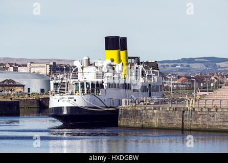 Turbo-Dampfer TS Königin Mary festgemacht in ihrem temporären Liegeplatz am Princes Dock Becken neben dem Science Centre in Glasgow Schottland Stockfoto