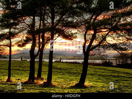 Largs Stadt von oben Inverclyde bei Sonnenuntergang an einem Winterabend. Stockfoto