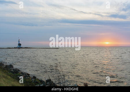 Pferd von Marken ist eine berühmte niederländische Leuchtturm am Ijsselmeer im Dorf namens Marken. Stockfoto