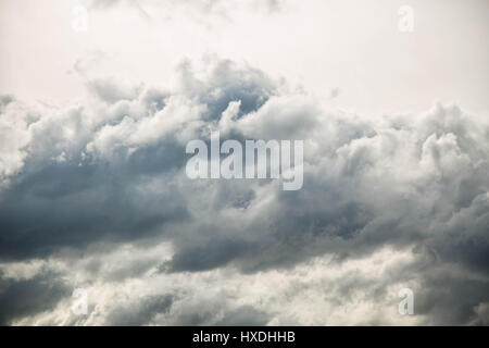 Dramatischen Wolkenhimmel breit erschossen Stockfoto