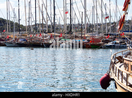 Blick auf alle Arten von Luxusyachten in Bodrum Marina. Es ist ein ruhiger, sonnigen, heißen Sommertag. Stockfoto