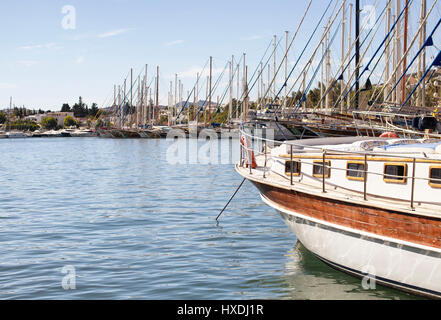 Blick auf alle Arten von Luxusyachten in Bodrum Marina. Es ist ein ruhiger, sonnigen, heißen Sommertag. Stockfoto