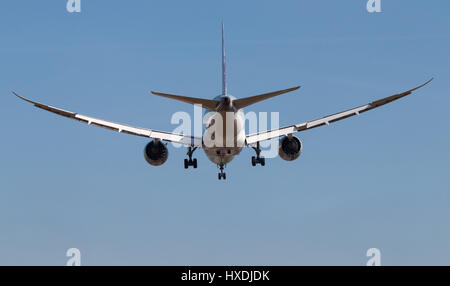 Eine Rückansicht von einem Qatar Airways Boeing 787 Dreamliner landet auf dem Flughafen von Manchester, vor einem strahlend blauen Himmel. Stockfoto