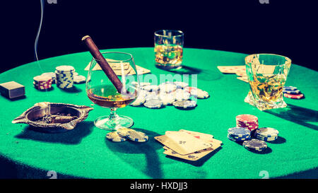 Tabelle für Poker mit Karten und chips Stockfoto