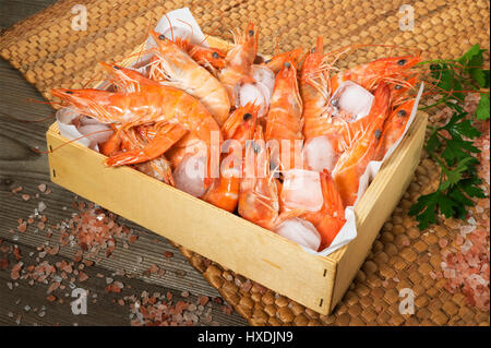 Rohe Garnelen in einer Holzkiste Stockfoto