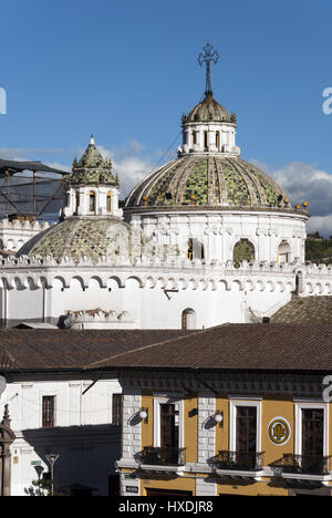 Ecuador, Quito, Iglesia De La Compania de Jesus Chuch Kuppel vom Plaza San Francisco Stockfoto