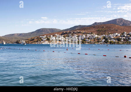 Blick auf Turkbuku Stadt und Ägäischen Meer in Bodrum-Halbinsel. Es ist ein heißer Sommer Tag Fotografie. Stockfoto