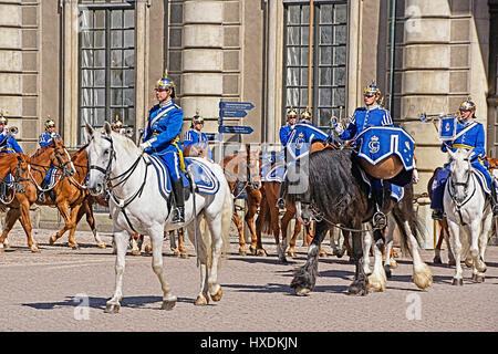 Wachablösung vor dem königlichen Palast in Stockholm, Schweden. Stockfoto