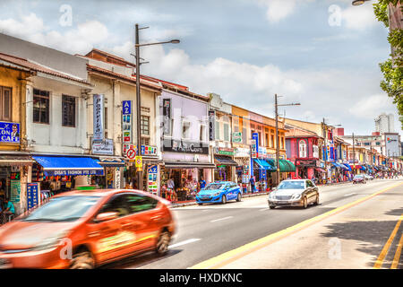 Singapur - 24. März 2015: Alte Vintage Geschäftshäusern entlang lebendige Little India in Singapur. Die indischen ethnischen Viertel war einst Prominente für rais Stockfoto