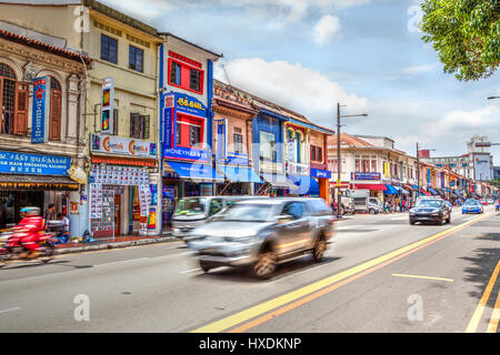 Singapur - 24. März 2015: Alte Vintage Geschäftshäusern entlang lebendige Little India in Singapur. Die indischen ethnischen Viertel war einst Prominente für rais Stockfoto