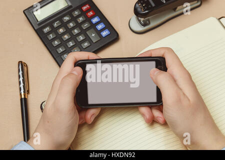 Nahaufnahme von einem Mann Zeigefinger auf Smartphone mit einem leeren Bildschirm monitor Stockfoto