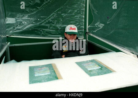 PROGARAMME Verkäufer IN Regen WIMBLEDON TENNIS CHAMPIONSHIPS 29. Juni 1997 Stockfoto