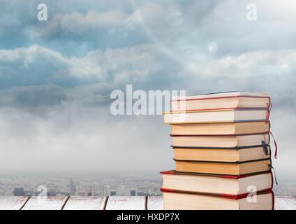 Digital Composite Bücher Stapeln durch Wolken Stockfoto