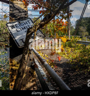 Stillgelegten 19. Jahrhundert Brücke des Plaines Fluß in Lockport, IL Stockfoto