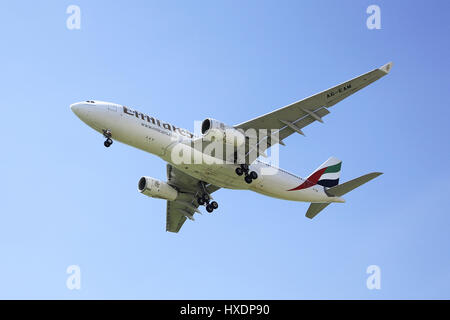 Passagierflugzeug des Emirats im Land Flug, Passagierflugzeug von Emirates Im Landeanflug Stockfoto