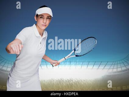 Digitalen Verbund von Tennisspieler im Stadion mit hellen Lichtern und blauer Himmel Stockfoto