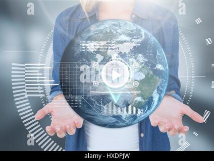 Digitalen Verbund aus Womans offene Hand Hände halten Welt Erde Globus Interfacetechnik Stockfoto