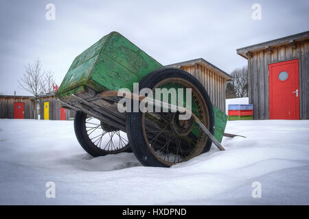 Alten Handwagen im Schnee, alte Wagen im Schnee |, Alter Handwagen Im Schnee | Alte Wagen im Schnee | Stockfoto