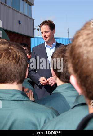 NICK CLEGG LIBERALER DEMOKRAT PARTEICHEF 16. April 2010 HETA SUTTON Felder ESTATE HULL UK Stockfoto