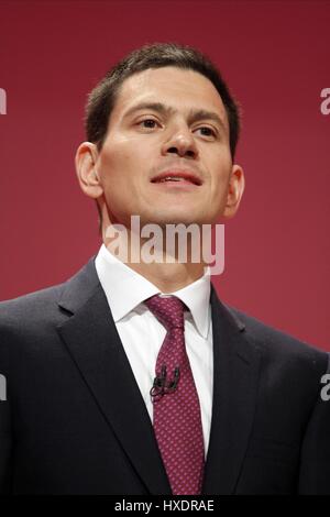 DAVID MILIBAND MP ARBEITSPARTEI 27. September 2010 MANCHESTER Stadtzentrum von MANCHESTER ENGLAND Stockfoto