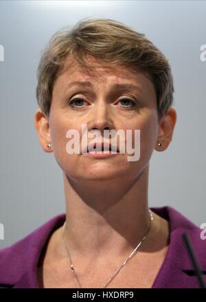 YVETTE COOPER MP Schatten HOME SECRETARY 28. September 2011 der AAC LIVERPOOL ENGLAND Stockfoto