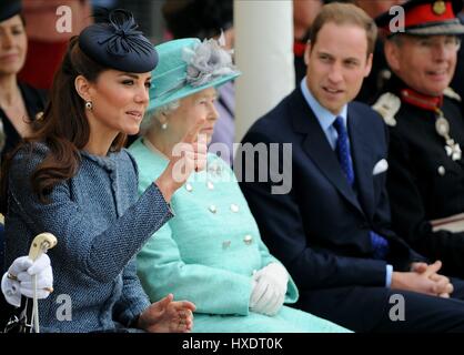 KATE MIDDLETON Königin ELIZABETH II & Prinz WILLIAM DUCHESS & Herzog von CAMBRIDGE 13. Juni 2012 VERNON PARK NOTTINGHAM ENGLAND Stockfoto