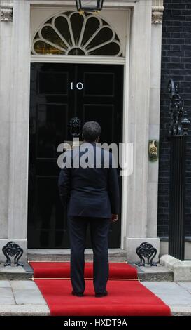 HASSAN SHEIKH MOHAMUD gehalten außerhalb Nummer 10 Präsident von SOMALIA 4. Februar 2013 LONDON ENGLAND UK warten. Stockfoto