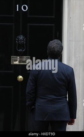 HASSAN SHEIKH MOHAMUD gehalten außerhalb Nummer 10 Präsident von SOMALIA 4. Februar 2013 LONDON ENGLAND UK warten. Stockfoto