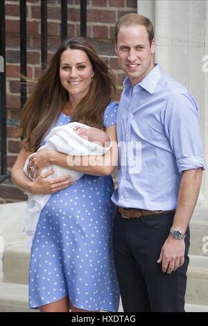 DER Herzog & HERZOGIN von CAMBRIDGE mit neuen Sohn Blätter St. Marien Krankenhaus 23. Juli 2013 LINDO Flügel Str. Marys Krankenhaus in LONDON Stockfoto