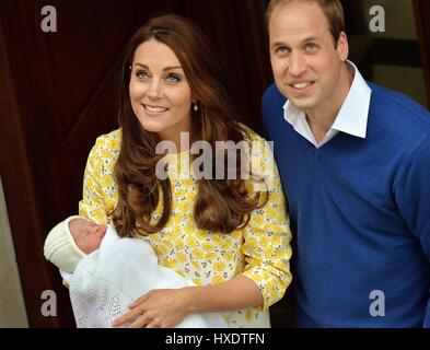 HERZOGIN & HERZOG VON CAMBRIDGE HÄLT DIE PRINZESSIN VON CAMBRIDGE NAMENS PRINZESSIN CHARLOTTE ELISABETH DIANA HRH PRINZESSIN CHARLOTTE VON C Stockfoto