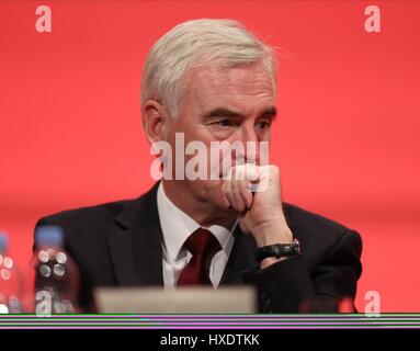 JOHN MCDONNELL MP Schatten Kanzler der EXCHEQUE 28. September 2015 BRIGHTON CENTRE BRIGHTON ENGLAND Stockfoto