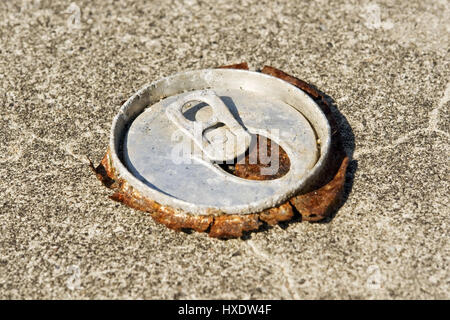 Reste einer alten Bier können auf einem Parkplatz, Reste der alten Bier können in ein Parkplatz Senkblei |, Reste Einer alten Bierdose Auf Einem Parkplatz | 1.Januar Stockfoto